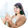 スマホでやり取りする女性